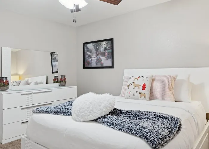 The Fritz Carlton Of Glendale By Paseohomesaz Holiday home *