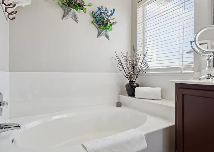 The Fritz Carlton Of Glendale By Paseohomesaz Holiday home